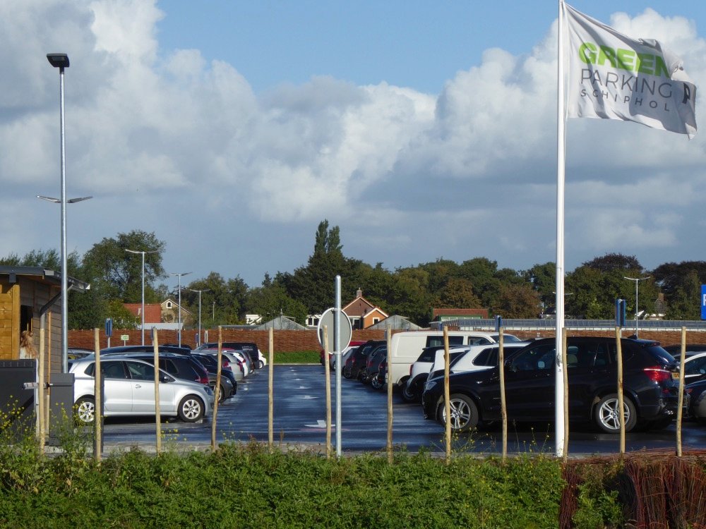 20 augustus 2018 | Nieuws In deelgebied 3 is het nieuwe parkeerterrein van GreenParking Schiphol in gebruik genomen. Er wordt al goed gebruik van gemaakt. Samen met reeds bestaande parkeerterrein in deelgebied 4 heeft GreenParking twee parkeerterreinen. Deze parkeerterreinen liggen aan de Middenweg. In goed overleg met de bewoners van de Aalsmeerderweg zijn de parkeerterreinen afgeschermd met wilgentenenschermen en is de verlichting zodanig aangelegd dat de hinder zoveel mogelijk wordt beperkt. De parkeerterreinen van GreenParking zijn goed verzorgde parkeerterreinen. Ze zijn volledig geasfalteerd en hebben aangepaste verlichting. Daarnaast beschikken de locaties over een wachtruimte, een bagageplatform en toiletten. Een shuttlebus rijdt dag en nacht van en naar Schiphol. Gebruikers krijgen toegang tot de terreinen door middel van kentekenherkenning en er is camerabeveiliging. Eén van de terreinen is volledig voor Corendon klanten en het andere terrein voor klanten van Met en Co. Op de terreinen is plek voor in totaal 2500 auto’s. Meer informatie ? info@greenparkaalsmeer.nl 0297 - 368 415 Green Park Aalsmeer